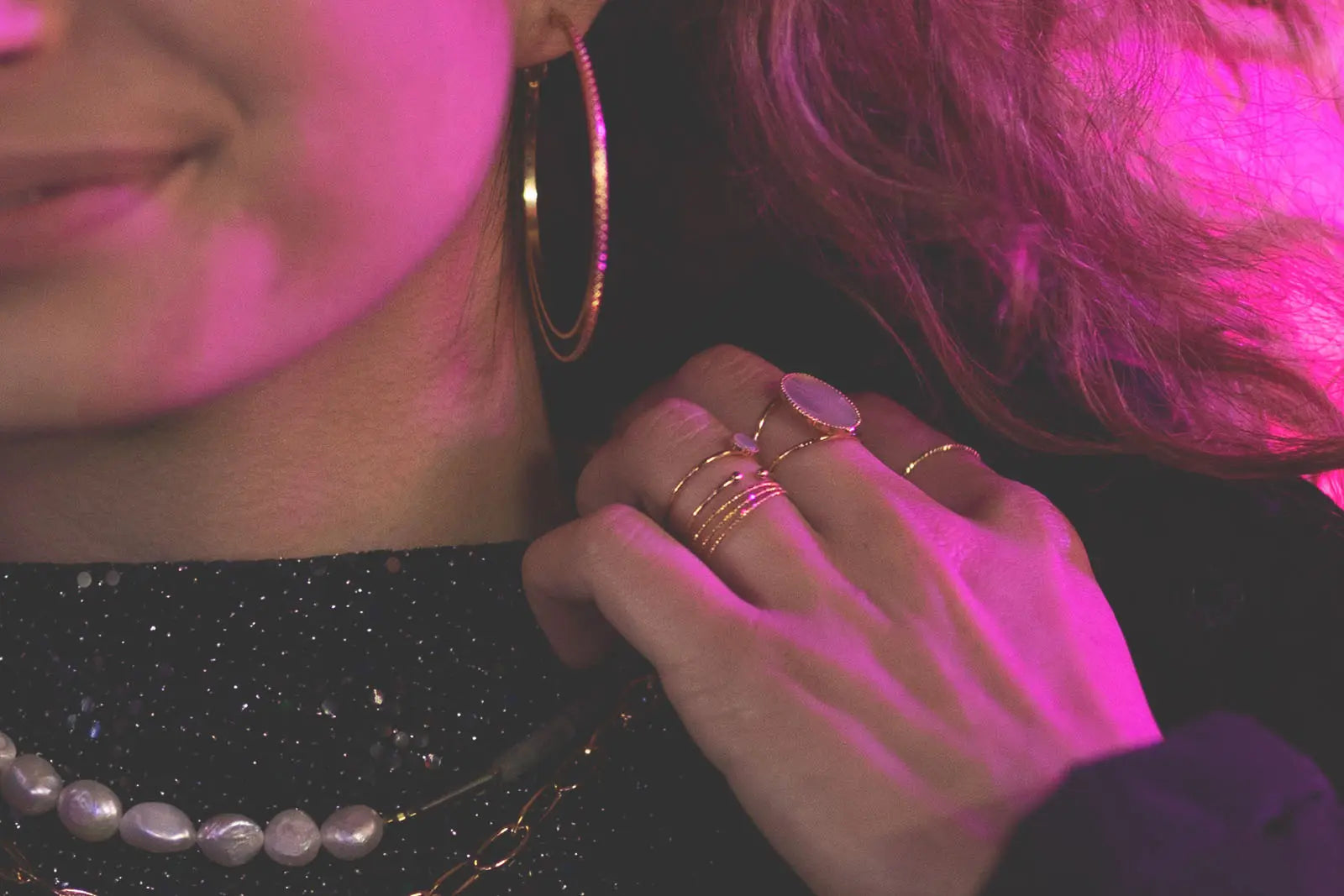 gauhart bijoux bague jaipur doré ajustable pierre cabochon nacre blanche portée