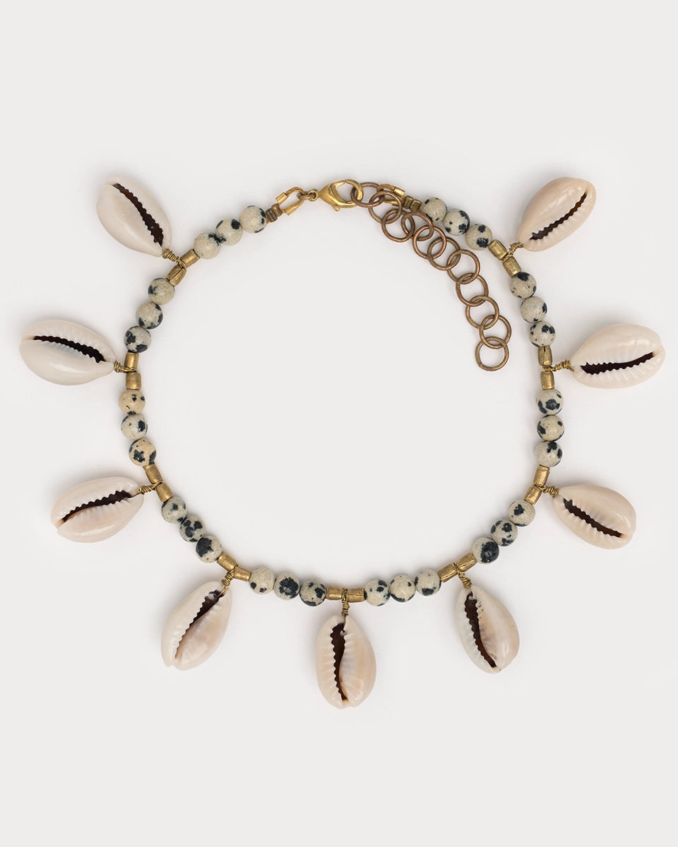Bracelet de cheville Kaudi en laiton brut avec perles naturelles et cauris, création artisanale signée Gauhart Bijoux.
