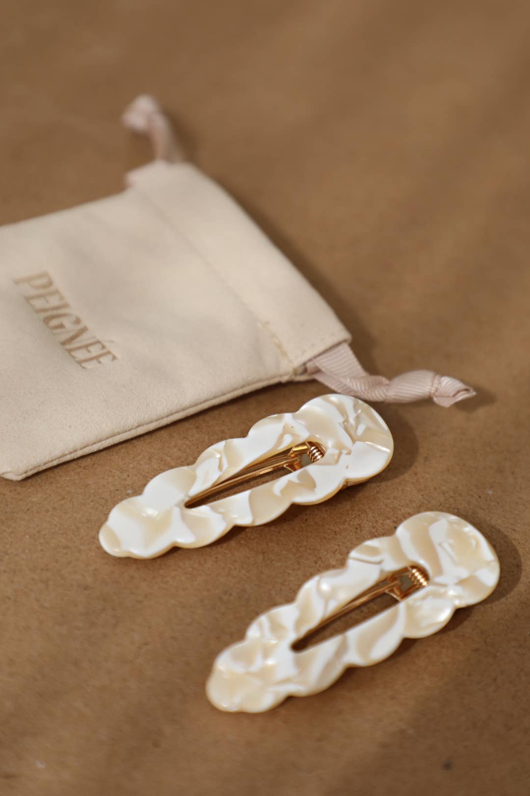 Paire de barrettes cheveux signature ivoire marbré – accessoires coiffure femme
