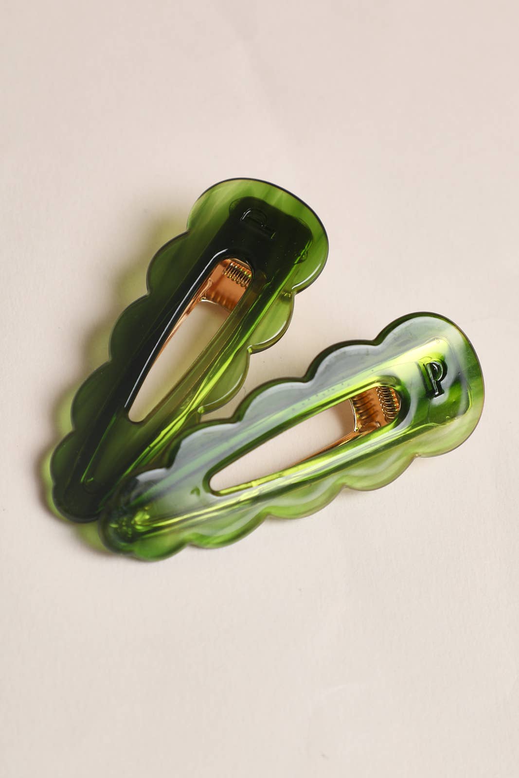 Paire de barrettes cheveux signature vert émeraude – élégantes et résistantes