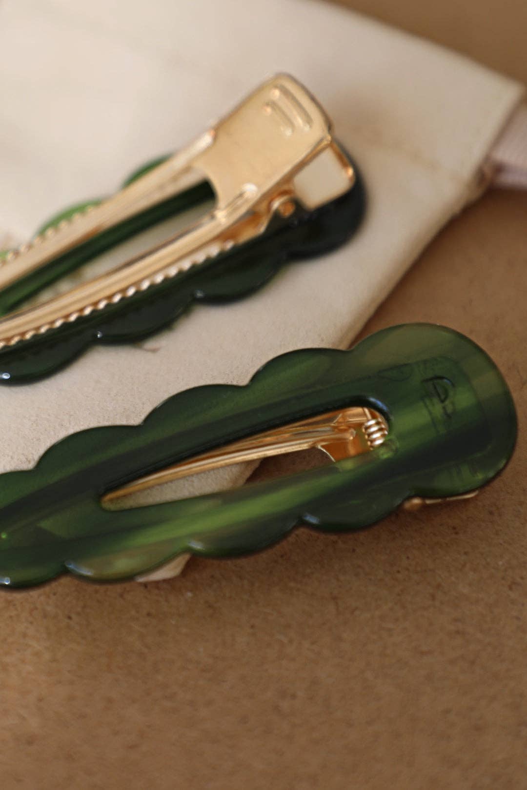 Barrette cheveux femme signature vert émeraude – détail accessoire coiffure