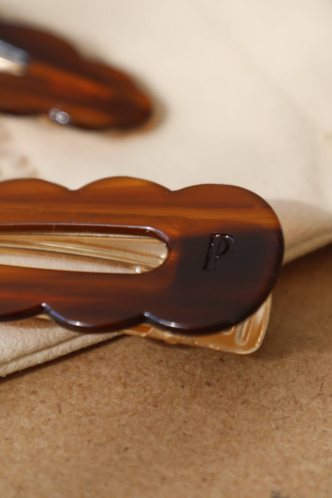 Barrette cheveux femme Ébène signature brun foncé marbré – détail accessoire coiffure