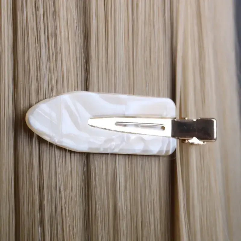 Barrette cheveux ivoire nacré Pop Corn portée – accessoire coiffure femme