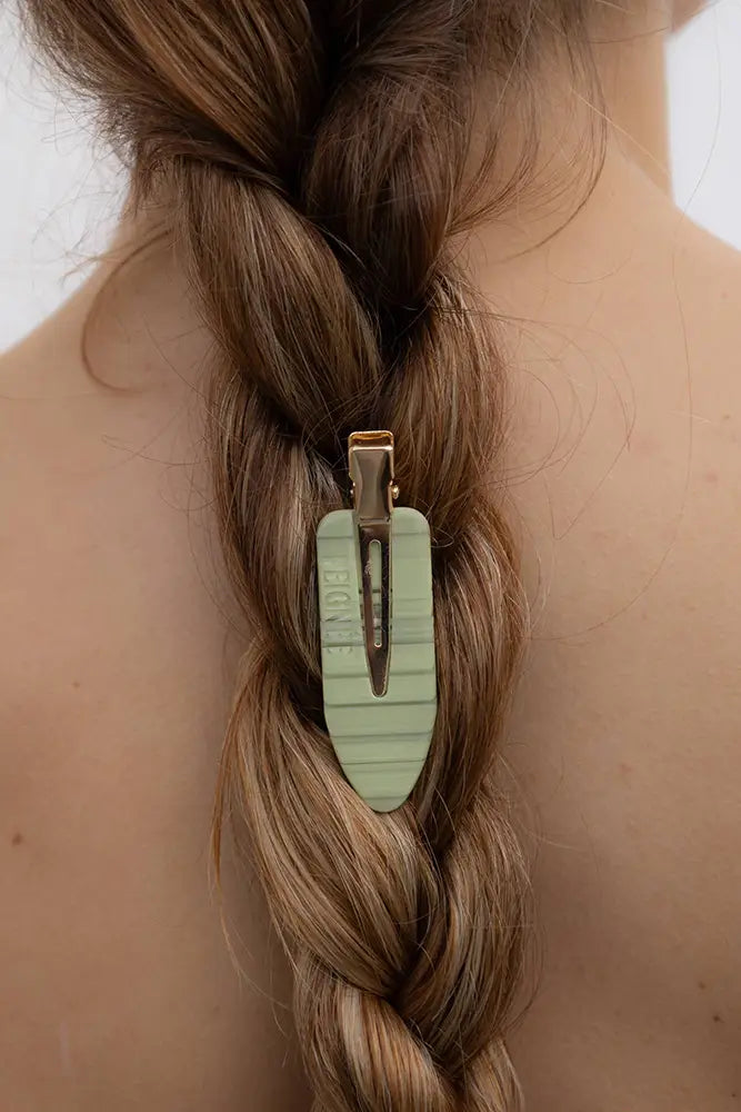 Barrette cheveux sauge vert clair coiffure tresse élégante