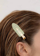 Barrette maquillage sauge vert clair accessoire coiffure femme