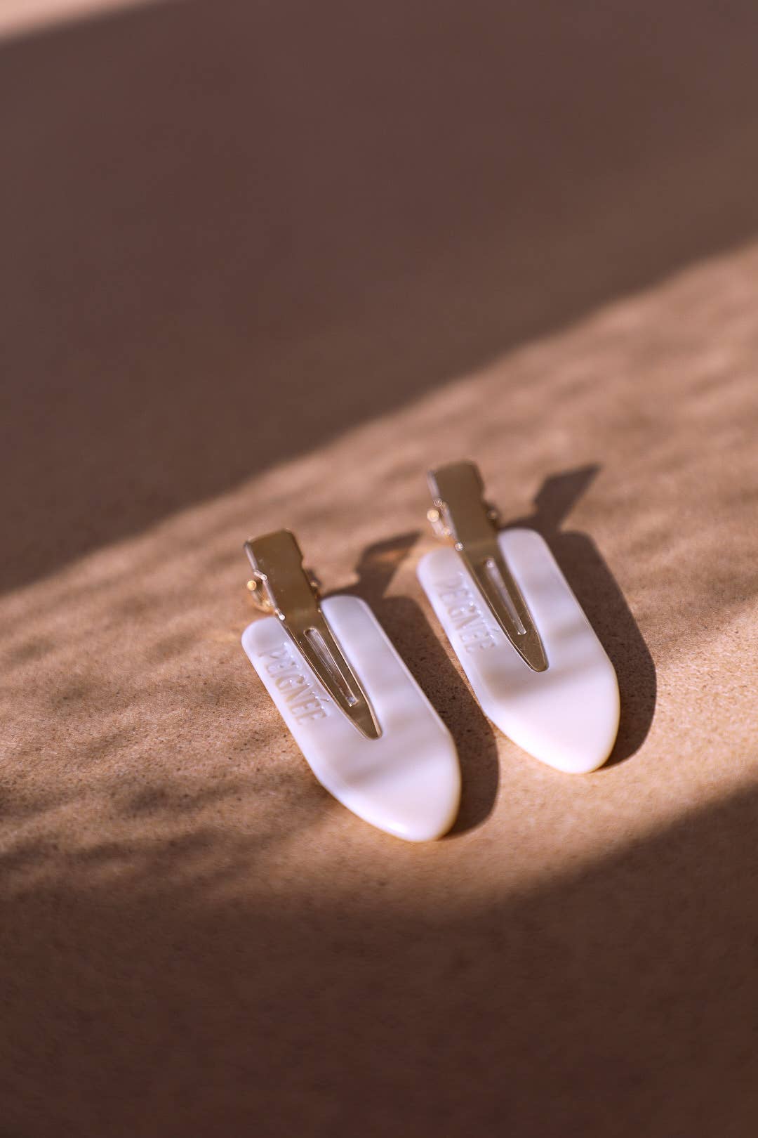 photo des Barettes à maquillage beiges aux reflets nacrés prise avec un jeu de lumière