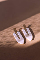 photo des Barettes à maquillage beiges aux reflets nacrés prise avec un jeu de lumière
