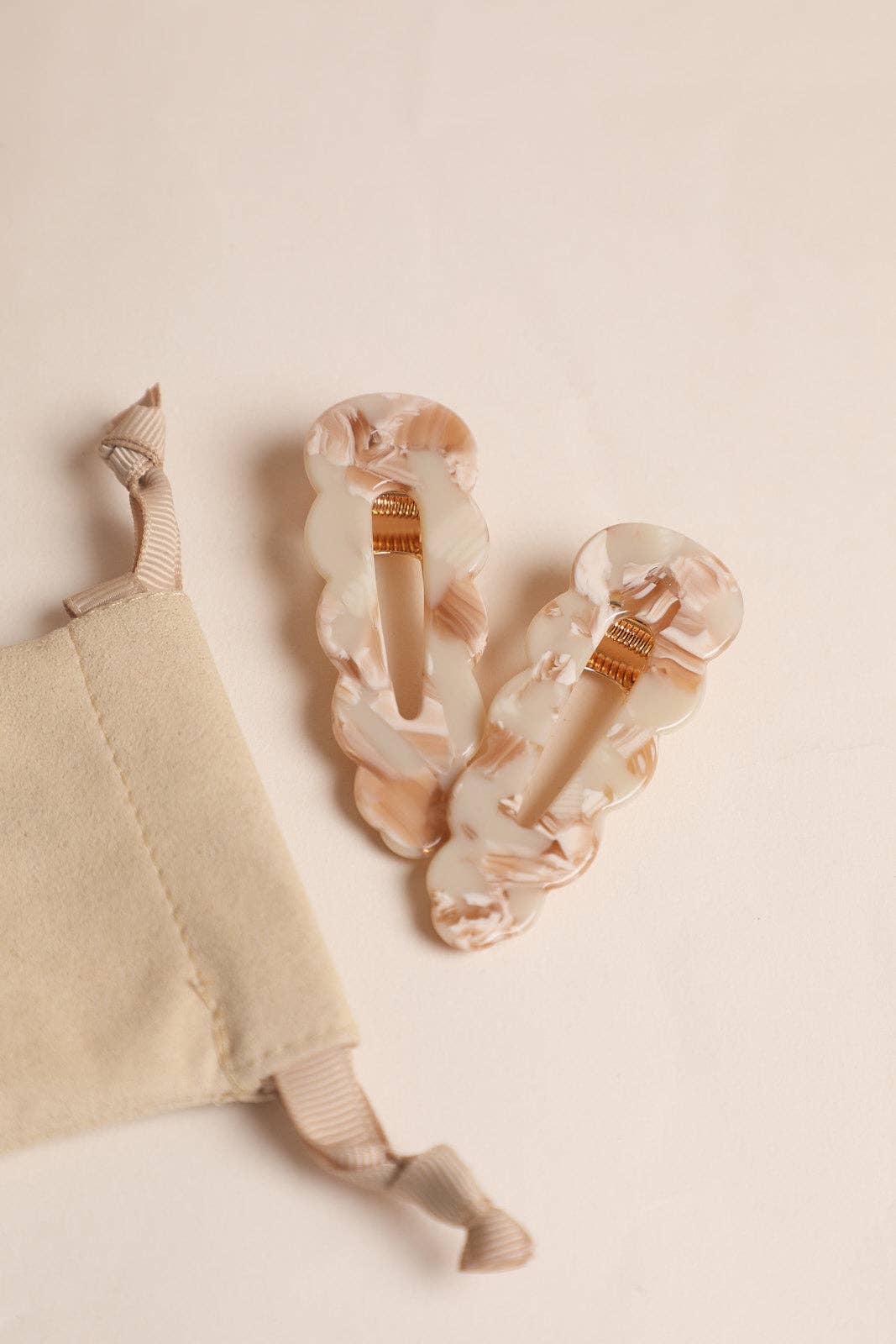 Barrettes signature Nougat marbré avec pince dorée et pochon – accessoires cheveux femme