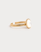 bague dorée avec cabochon de nacre 