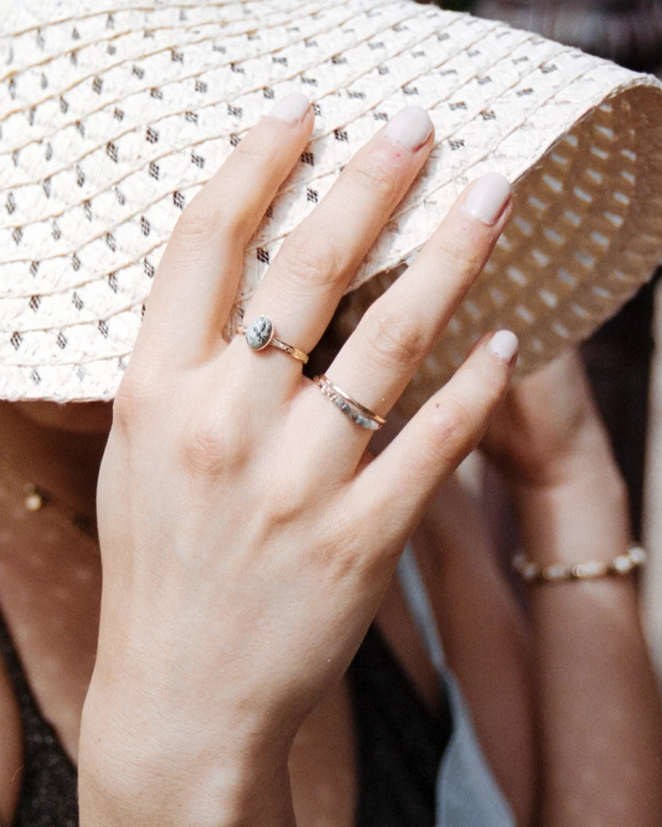 bague travaillée avec cabochon de turquoise ovale