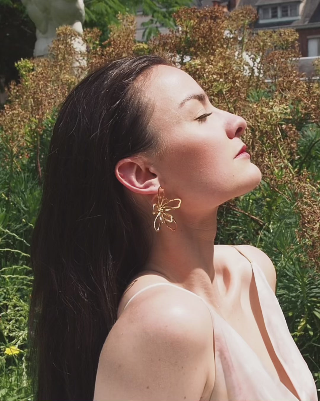 Boucles d'oreilles fleurs NIRALI : Élégantes et délicates, ces grandes boucles d'oreilles se distinguent par leurs fines fleurs dorées. Ajoutez une touche de sophistication et d'originalité à votre tenue avec ce bijou unique en son genre. Fabriquées à Rouen dans notre atelier-boutique