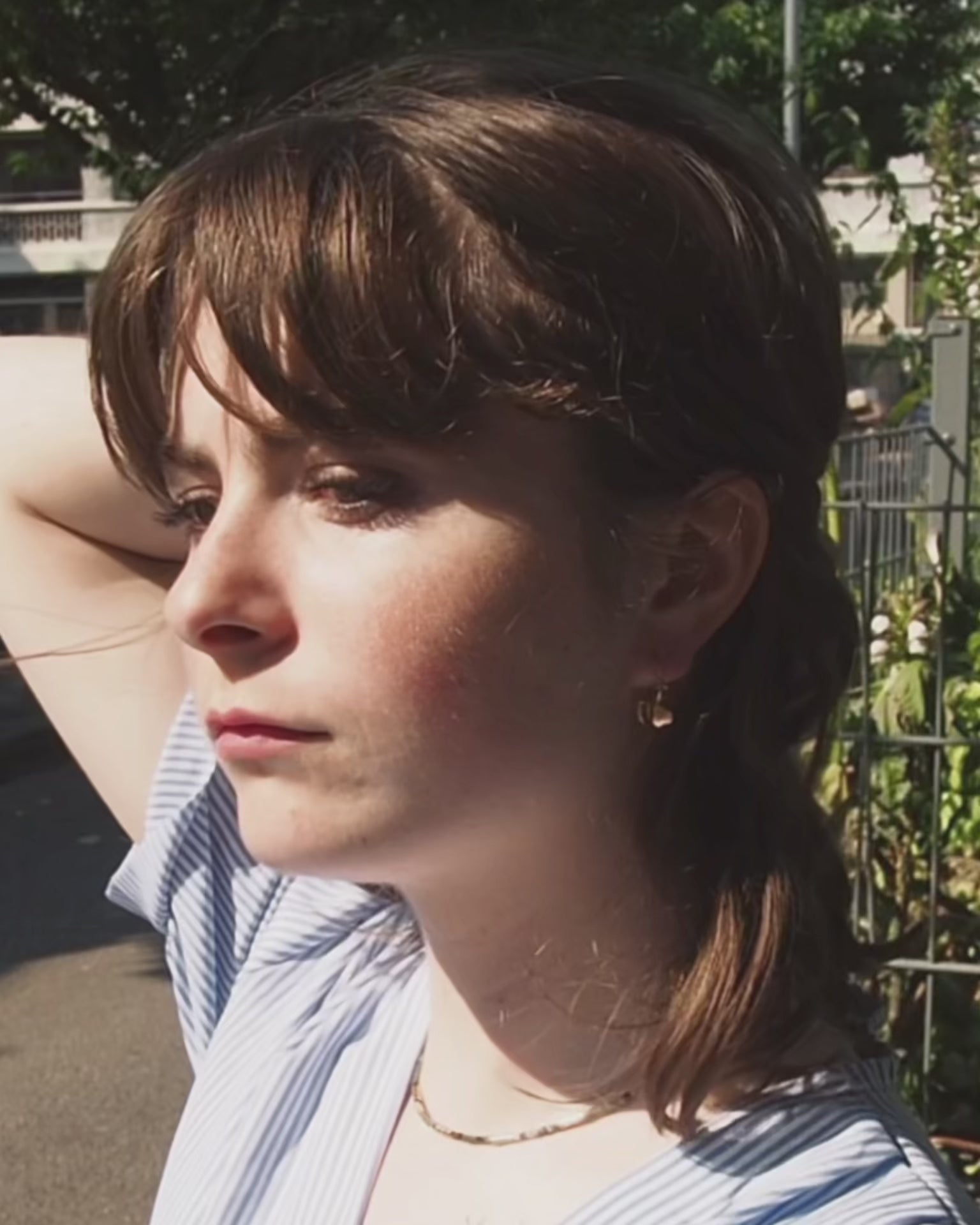 video des boucles d'oreilles meera petites fleurs