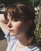 video des boucles d'oreilles meera petites fleurs
