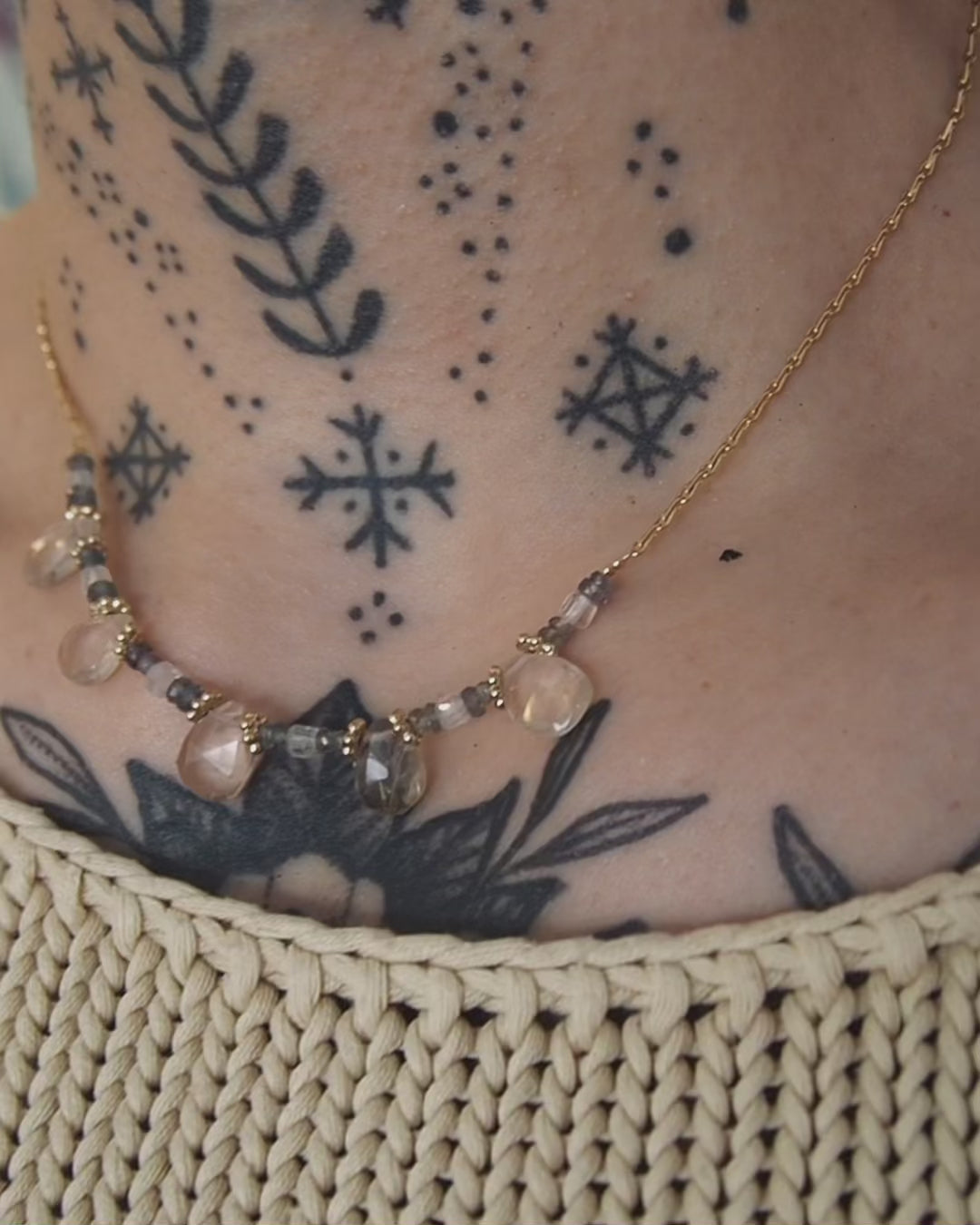 video collier nila en quartz rutile et saphir