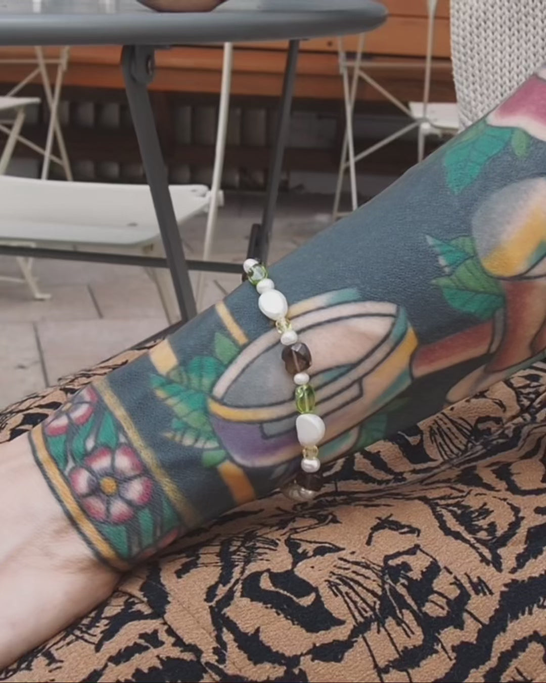 video bracelet veda en quartz fumé et peridot