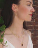 Ajoutez une touche délicate et élégante à votre look avec les boucles d'oreilles créoles fleurs RUPA. Ornées de fleurs dorées et de perles, ces boucles d'oreilles offrent un style intemporel et féminin. Parfaites pour toutes les occasions, elles vous feront briller de beauté et de sophistication.