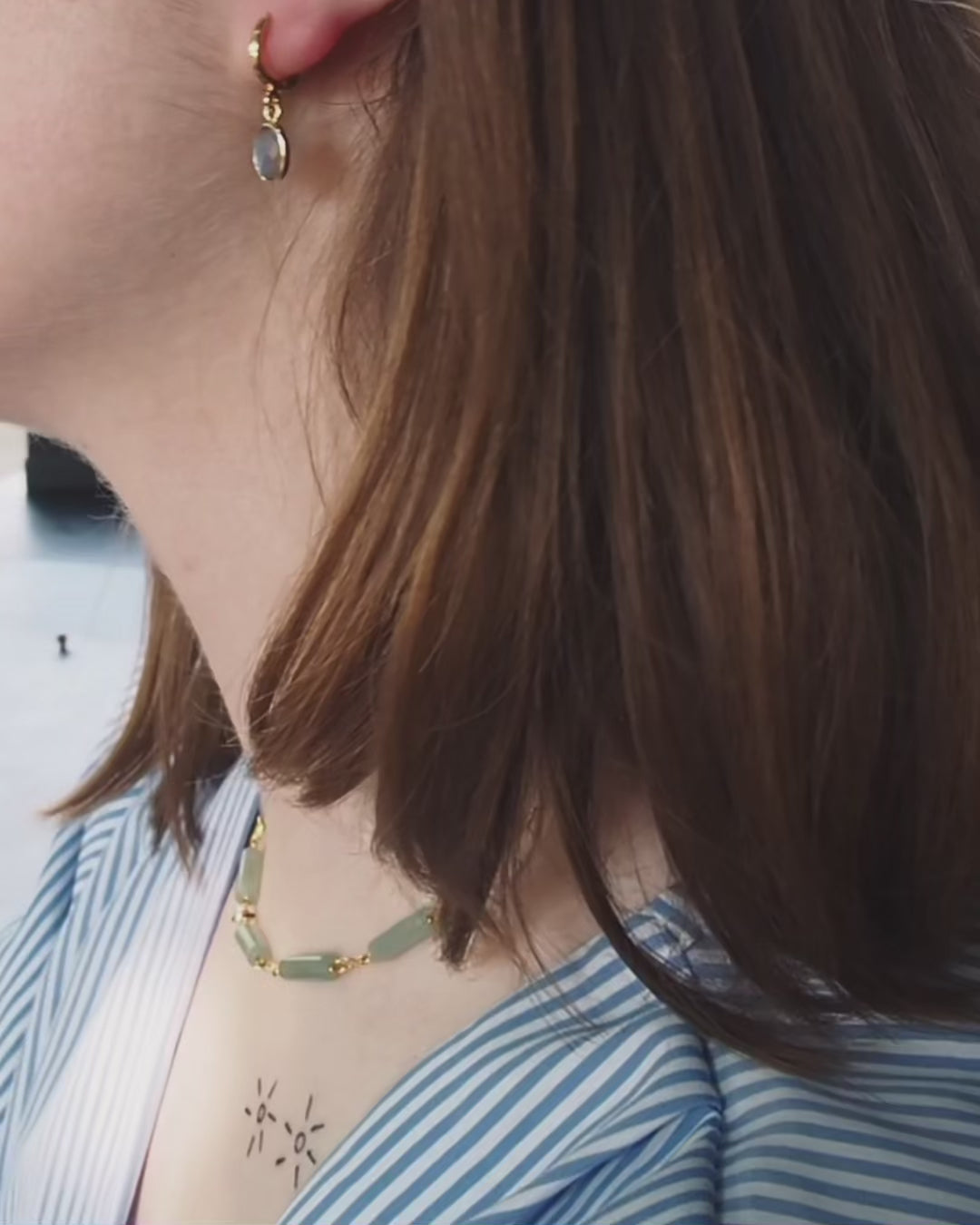 VIDEO COLLIER MADHAVI EN AVENTUIRINE