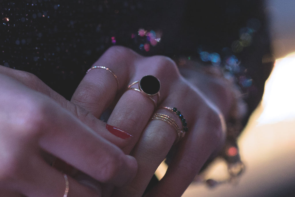 gauhart bijoux bague jaipur doré ajustable pierre cabochon noire onyx portée