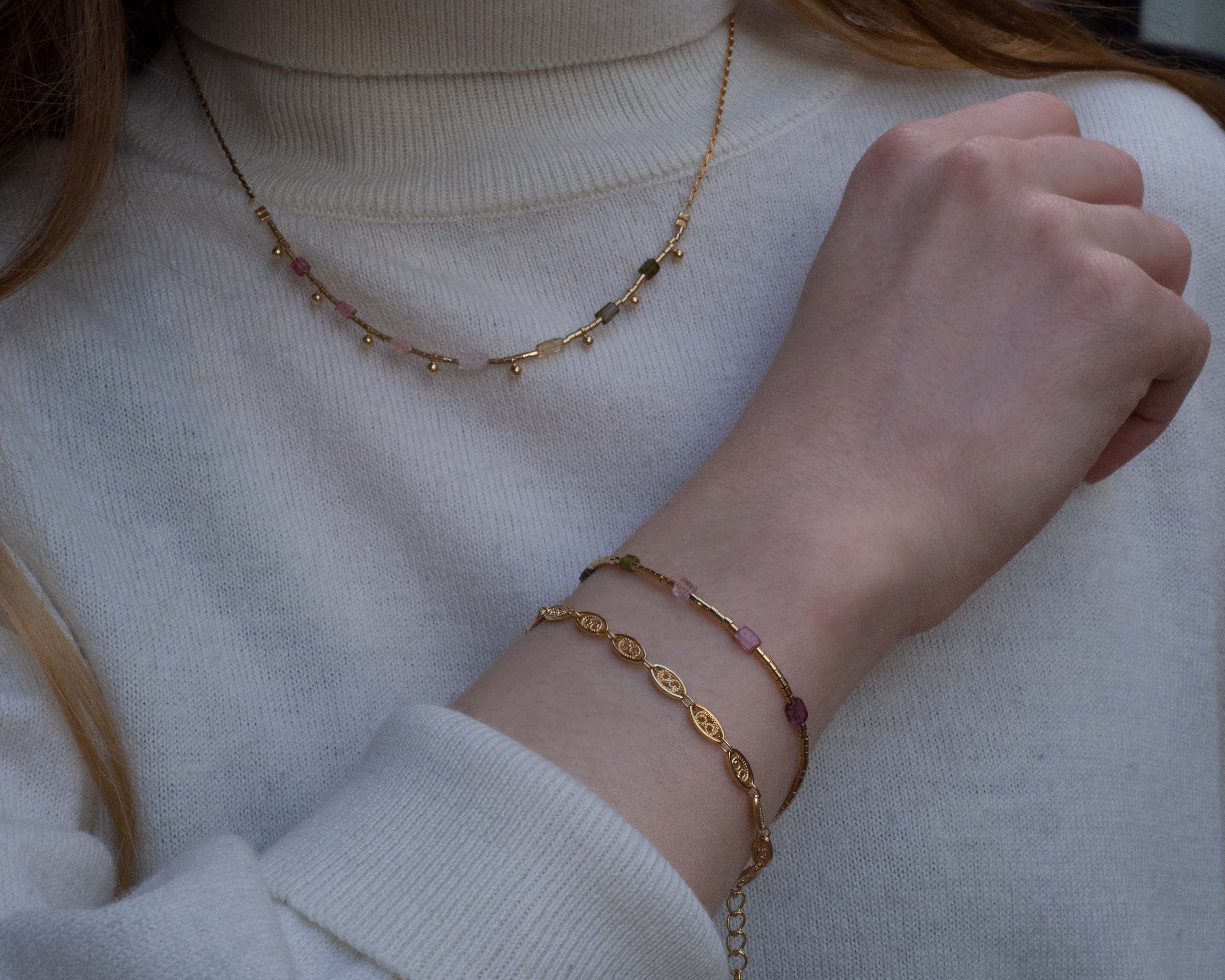 bracelet-inta-tourmaline-dore-or-perles-tubes-avani-gauhart
